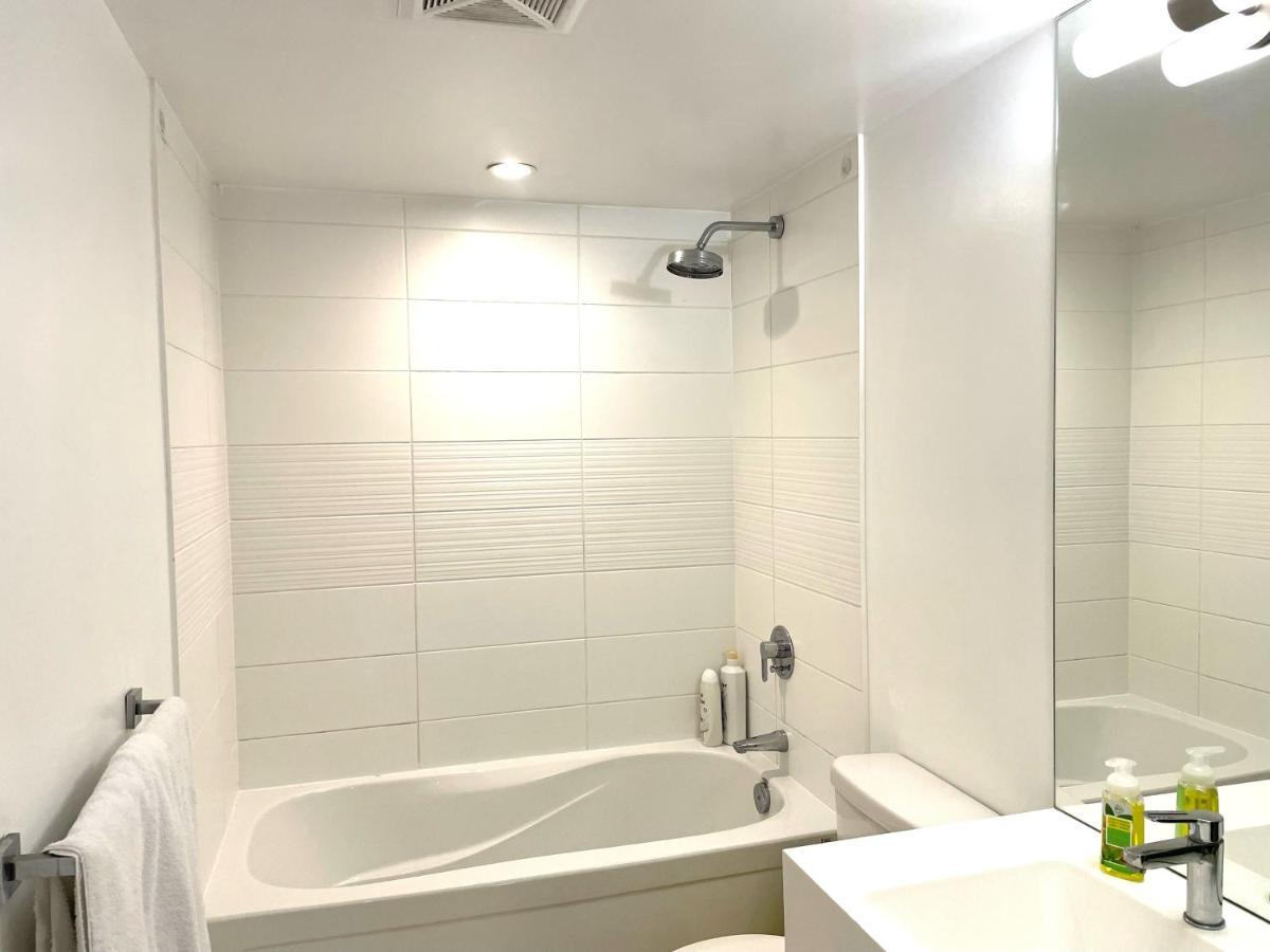 Three-Bedroom Condo With Free Parking Nearby Cn Tower With Lake View 多伦多 外观 照片