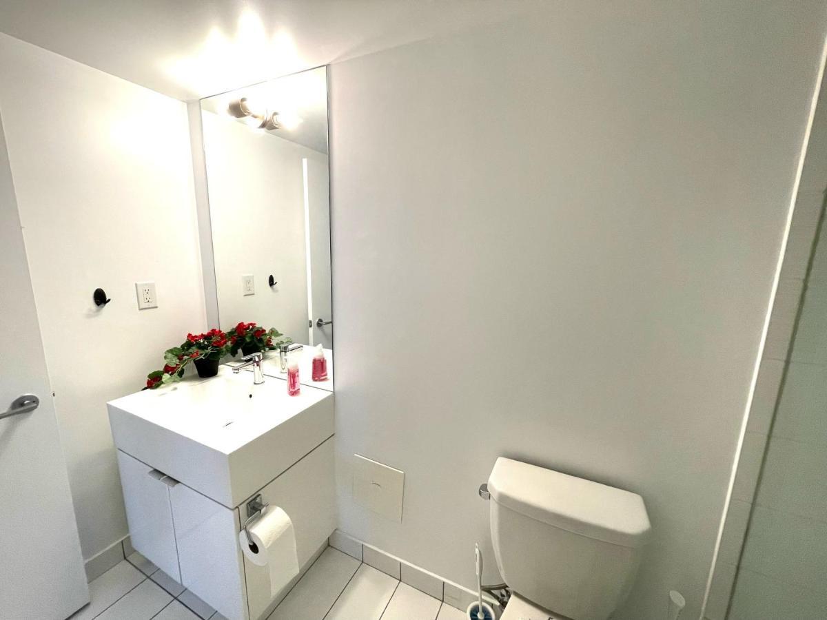Three-Bedroom Condo With Free Parking Nearby Cn Tower With Lake View 多伦多 外观 照片