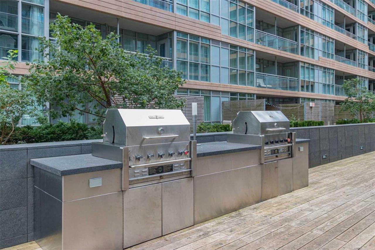 Three-Bedroom Condo With Free Parking Nearby Cn Tower With Lake View 多伦多 外观 照片